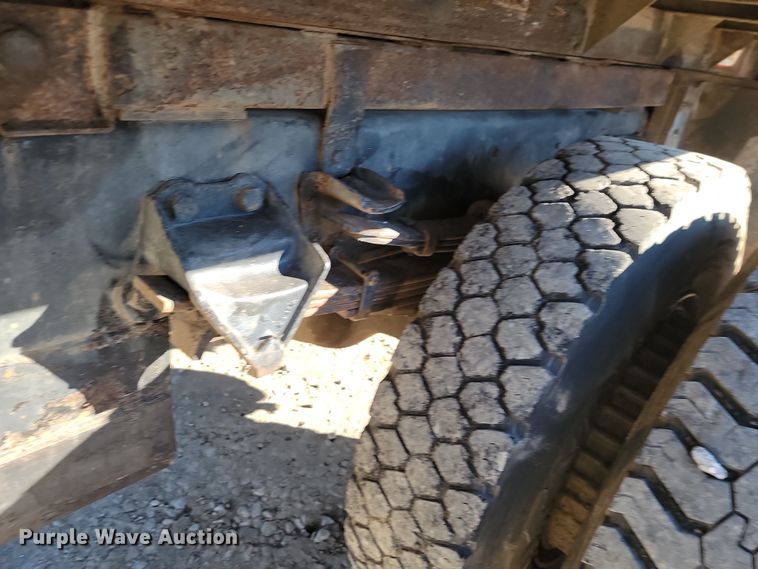 image for item LD9051 1994 Ford F800 dump truck