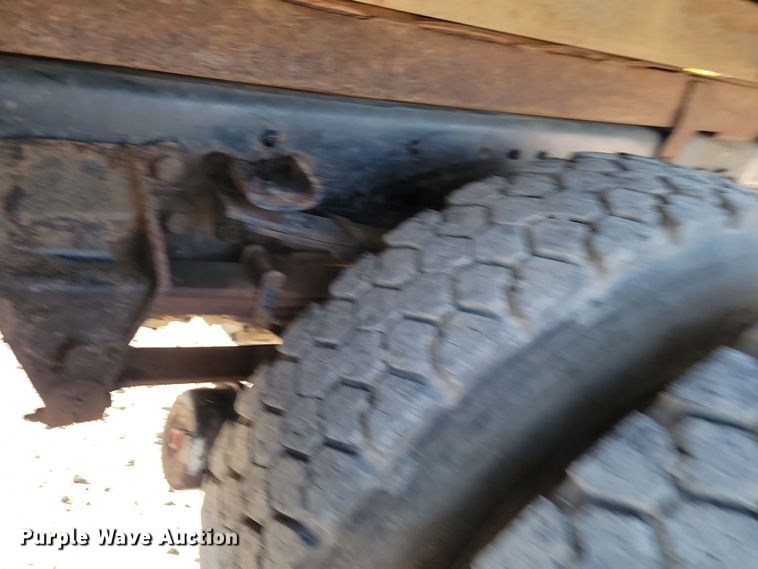 image for item LD9051 1994 Ford F800 dump truck