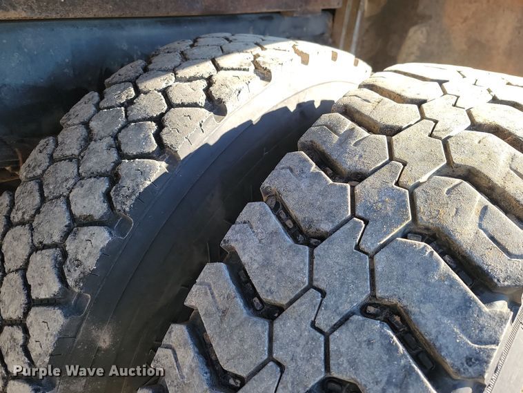 image for item LD9051 1994 Ford F800 dump truck