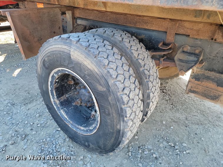 image for item LD9051 1994 Ford F800 dump truck