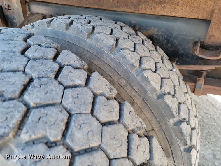 image for item LD9051 1994 Ford F800 dump truck