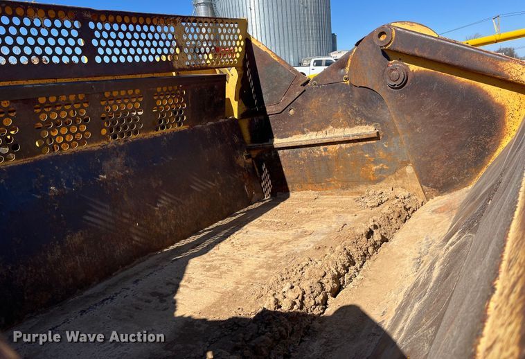 image for item LE9032 2005 John Deere  2112E scraper