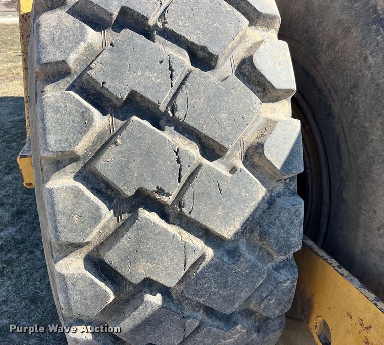 image for item LE9032 2005 John Deere  2112E scraper