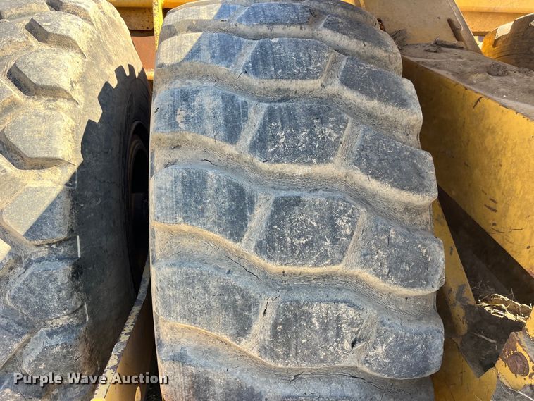 image for item LE9032 2005 John Deere  2112E scraper