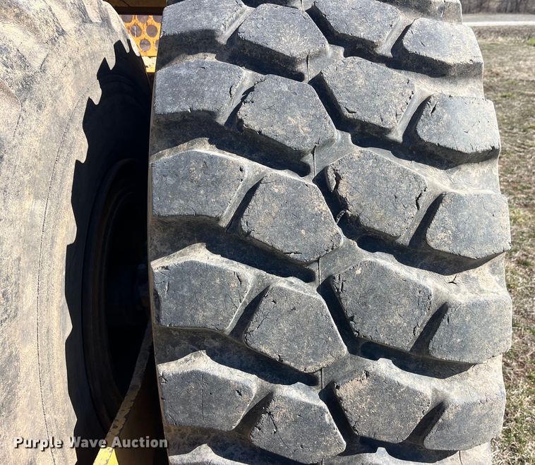 image for item LE9032 2005 John Deere  2112E scraper