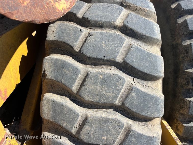 image for item LE9032 2005 John Deere  2112E scraper