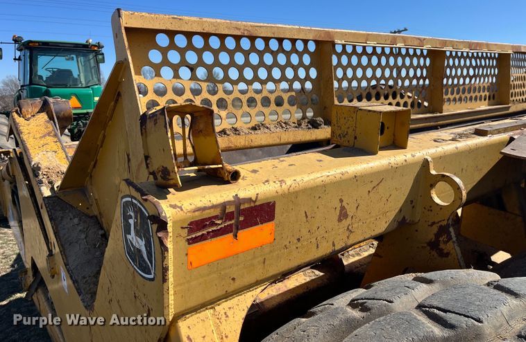 image for item LE9033 2005 John Deere  2112E scraper