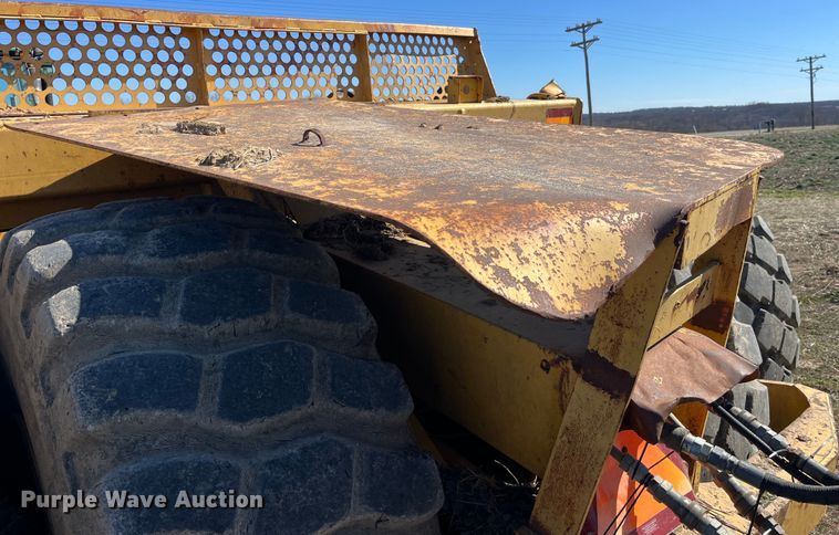 image for item LE9033 2005 John Deere  2112E scraper