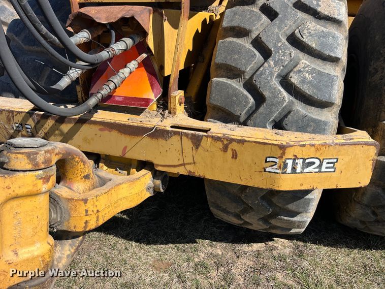 image for item LE9033 2005 John Deere  2112E scraper