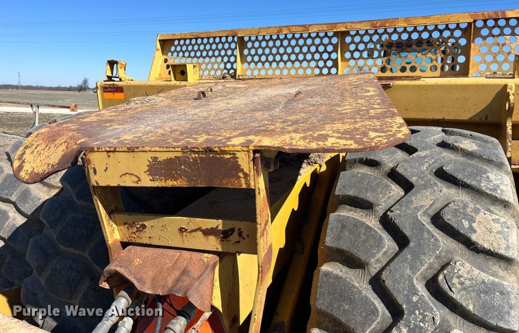 image for item LE9033 2005 John Deere  2112E scraper