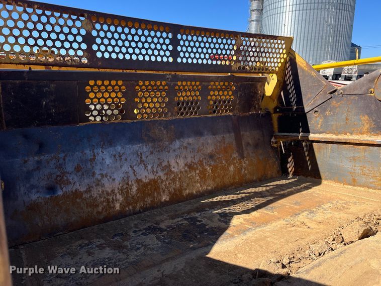 image for item LE9033 2005 John Deere  2112E scraper