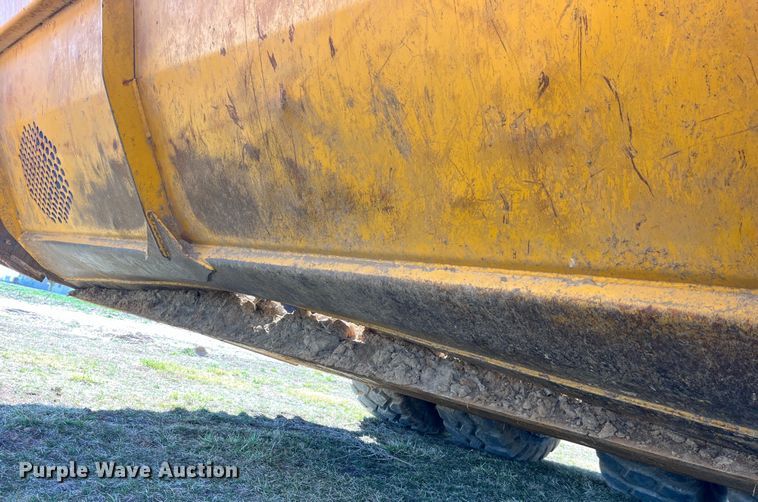 image for item LE9033 2005 John Deere  2112E scraper