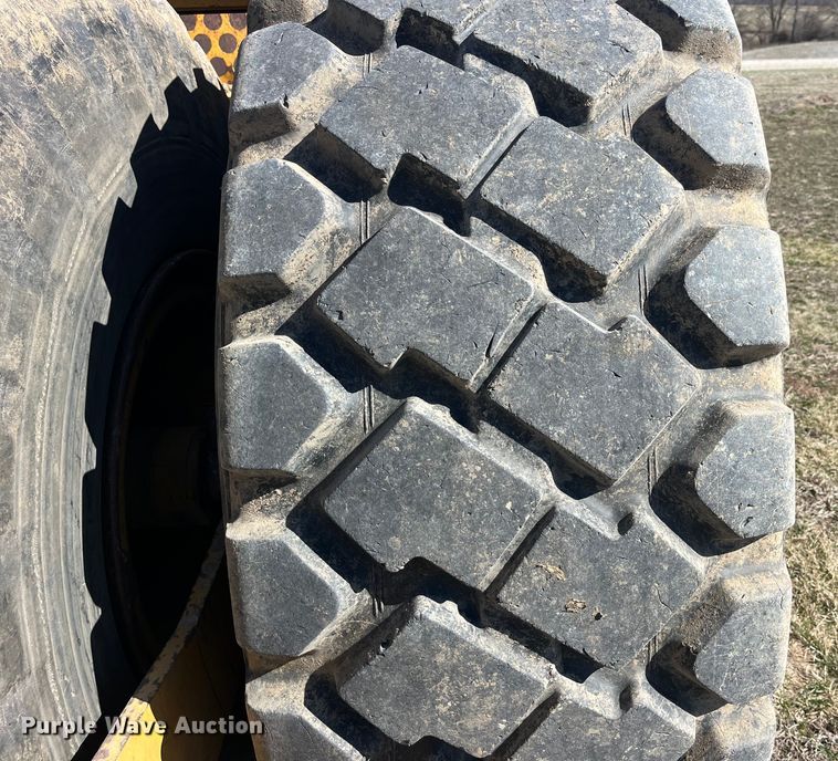 image for item LE9033 2005 John Deere  2112E scraper