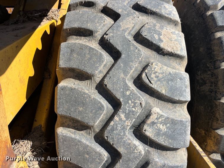 image for item LE9033 2005 John Deere  2112E scraper