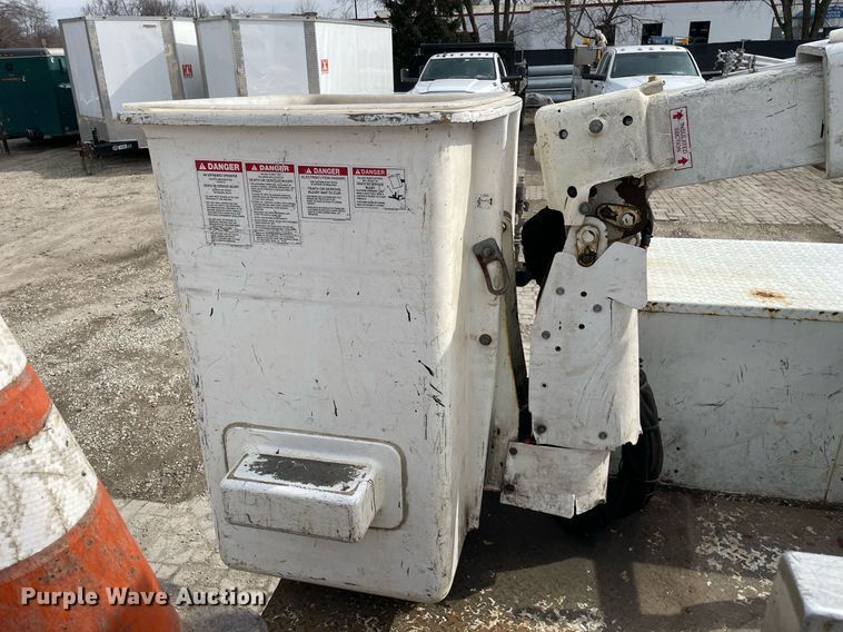 image for item LV9993 2016 Dodge Ram 5500HD bucket truck