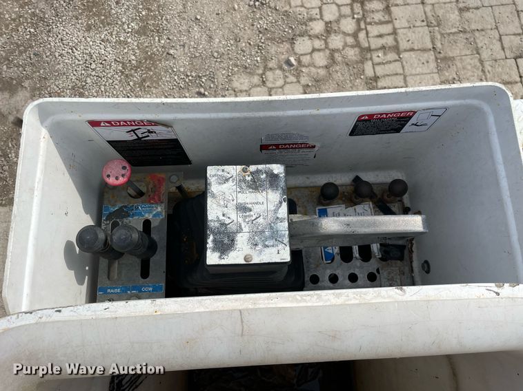 image for item LV9993 2016 Dodge Ram 5500HD bucket truck