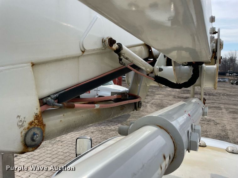 image for item LV9993 2016 Dodge Ram 5500HD bucket truck