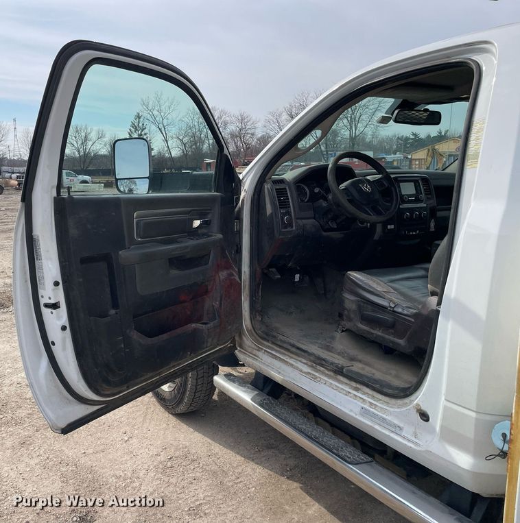 image for item LV9993 2016 Dodge Ram 5500HD bucket truck