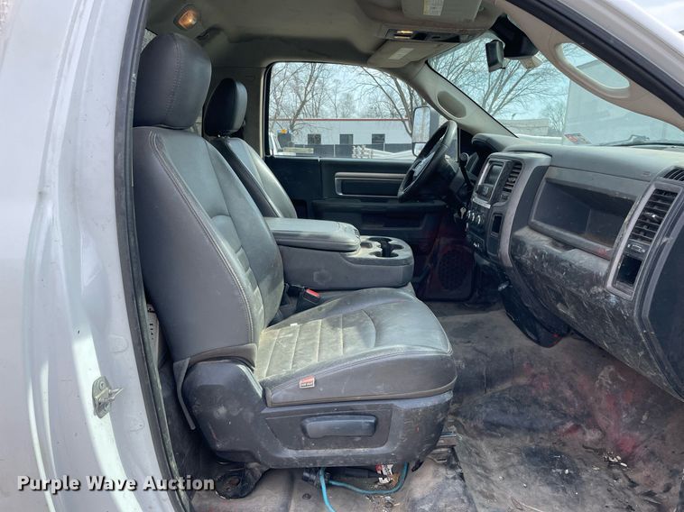 image for item LV9993 2016 Dodge Ram 5500HD bucket truck