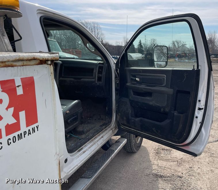 image for item LV9993 2016 Dodge Ram 5500HD bucket truck