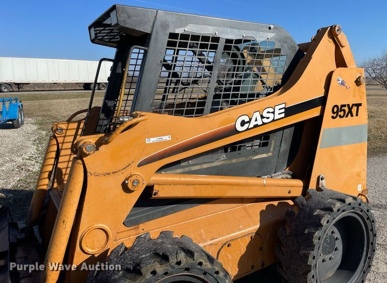 image for item LV9998 2002 Case 95XT skid steer loader