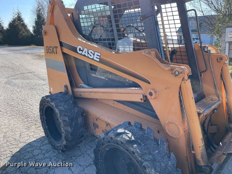 image for item LV9998 2002 Case 95XT skid steer loader