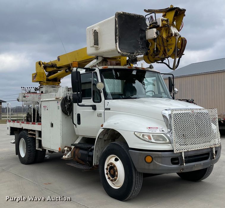 image for item LW9003 2005 International 4400 digger derrick truck