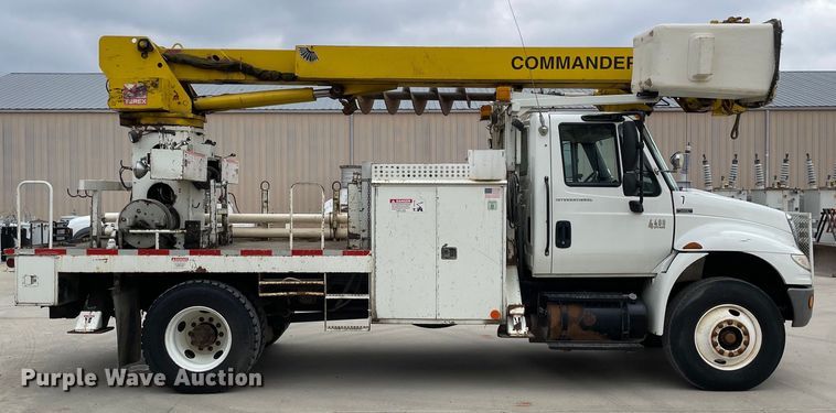 image for item LW9003 2005 International 4400 digger derrick truck