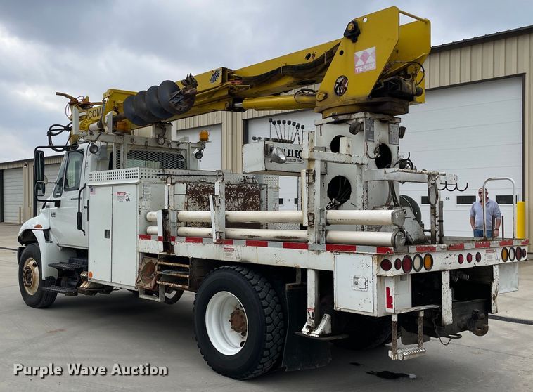 image for item LW9003 2005 International 4400 digger derrick truck