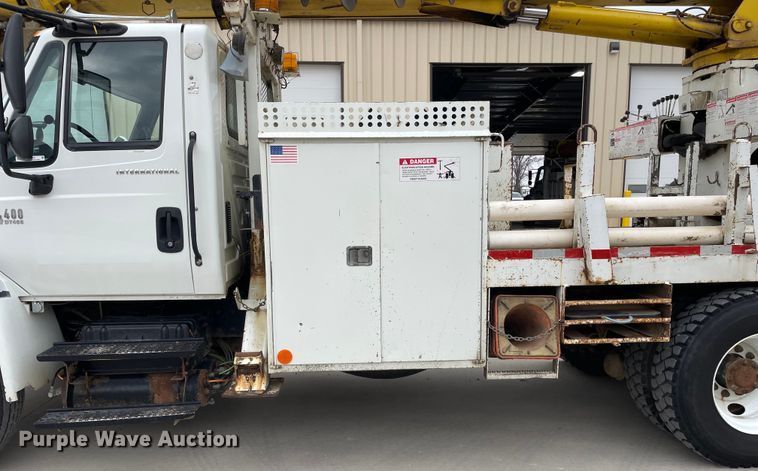 image for item LW9003 2005 International 4400 digger derrick truck