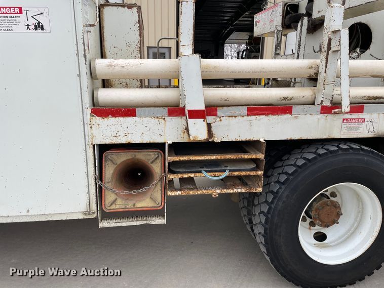 image for item LW9003 2005 International 4400 digger derrick truck