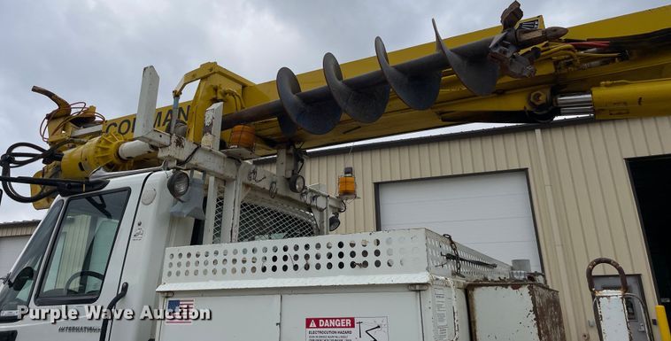 image for item LW9003 2005 International 4400 digger derrick truck