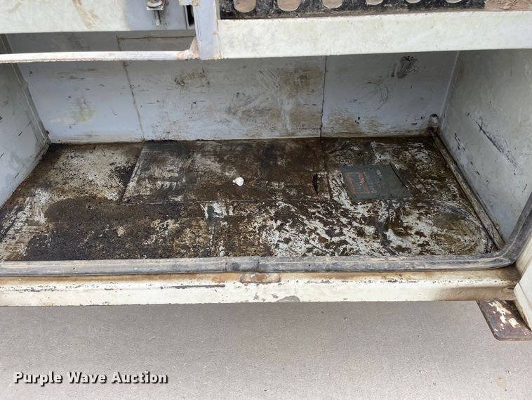 image for item LW9003 2005 International 4400 digger derrick truck