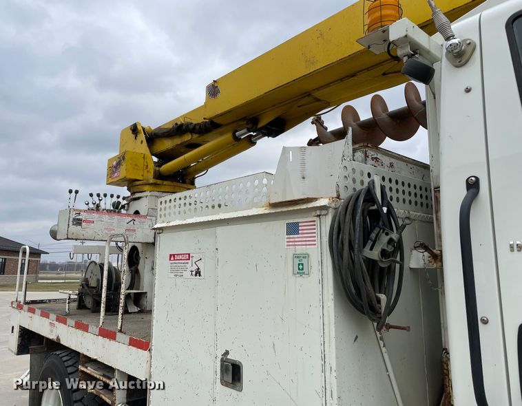 image for item LW9003 2005 International 4400 digger derrick truck