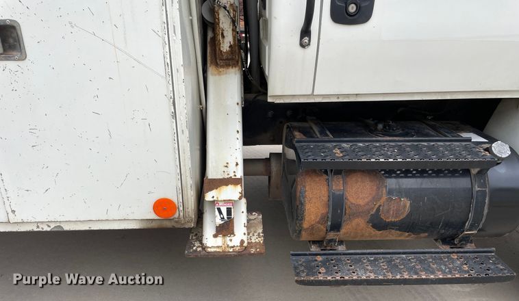 image for item LW9003 2005 International 4400 digger derrick truck