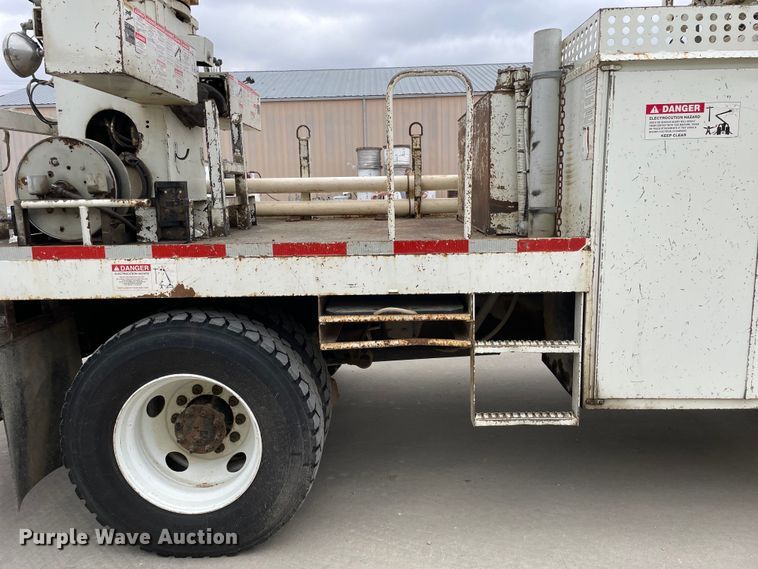 image for item LW9003 2005 International 4400 digger derrick truck