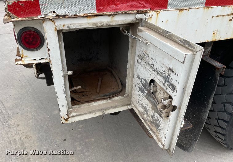 image for item LW9003 2005 International 4400 digger derrick truck