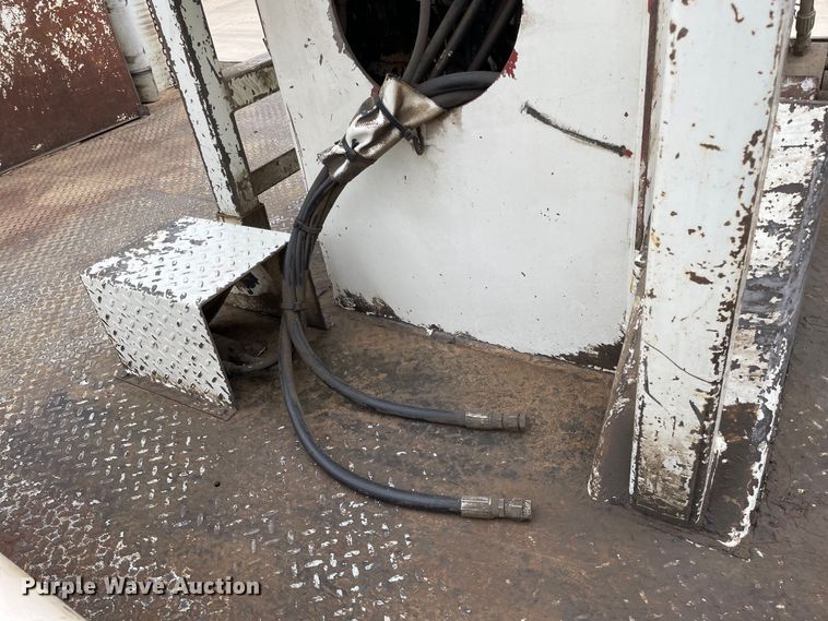 image for item LW9003 2005 International 4400 digger derrick truck