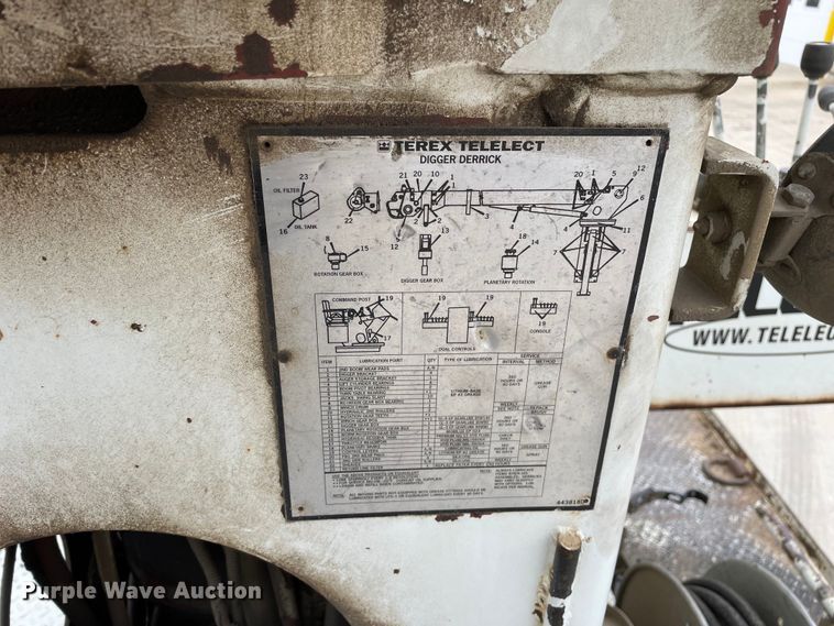 image for item LW9003 2005 International 4400 digger derrick truck