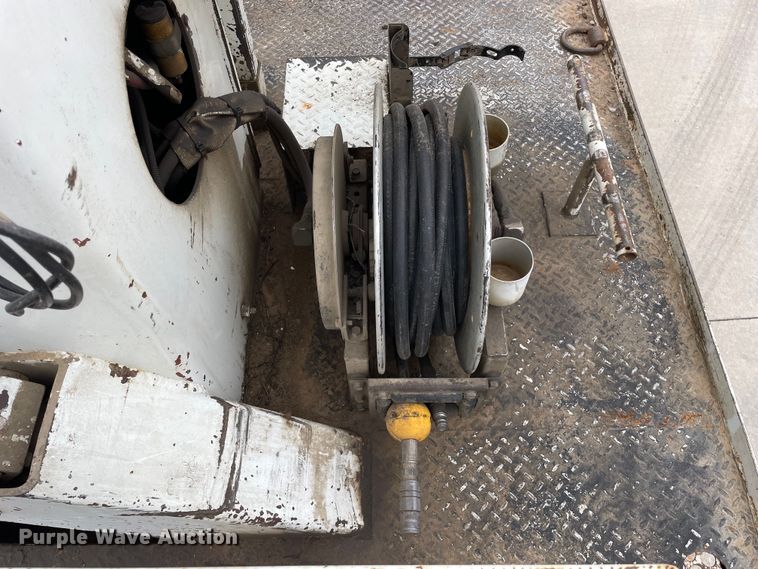 image for item LW9003 2005 International 4400 digger derrick truck