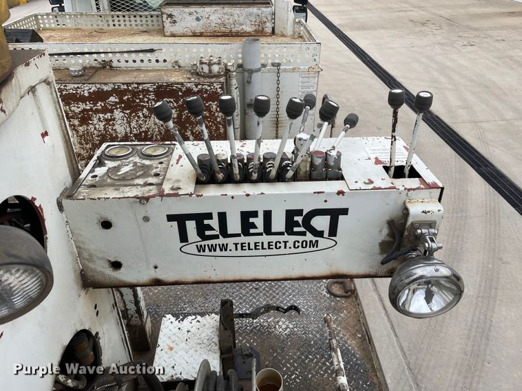 image for item LW9003 2005 International 4400 digger derrick truck