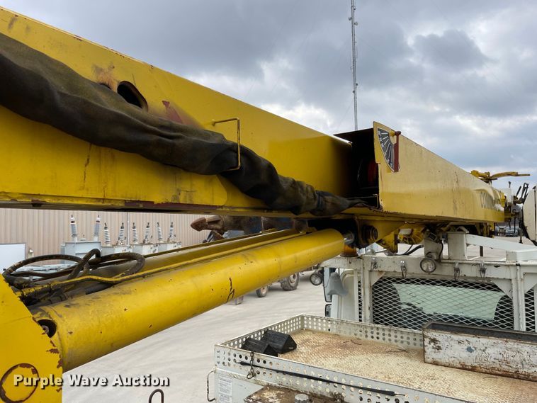 image for item LW9003 2005 International 4400 digger derrick truck