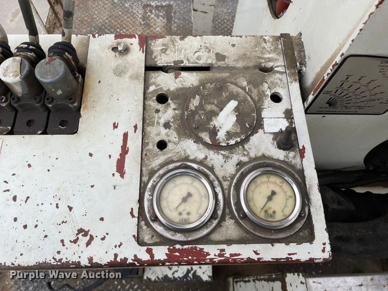 image for item LW9003 2005 International 4400 digger derrick truck