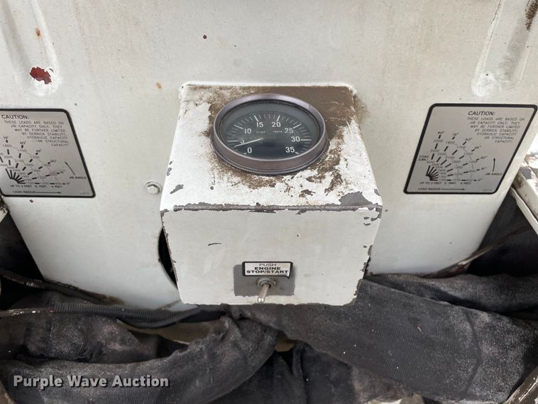 image for item LW9003 2005 International 4400 digger derrick truck