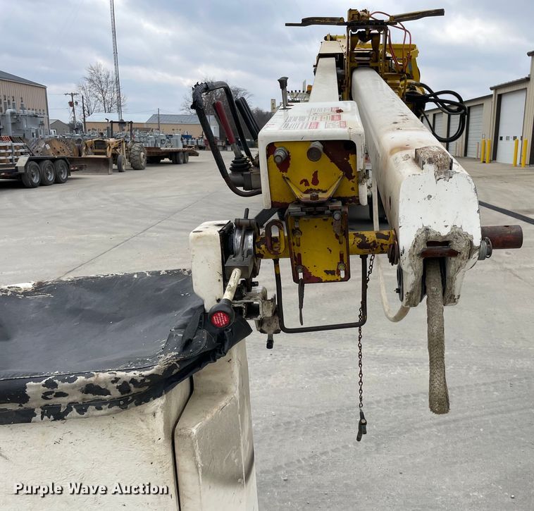 image for item LW9003 2005 International 4400 digger derrick truck