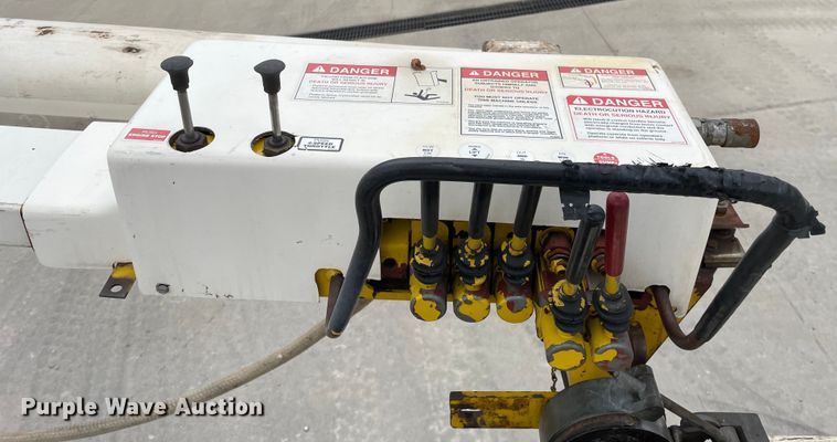 image for item LW9003 2005 International 4400 digger derrick truck