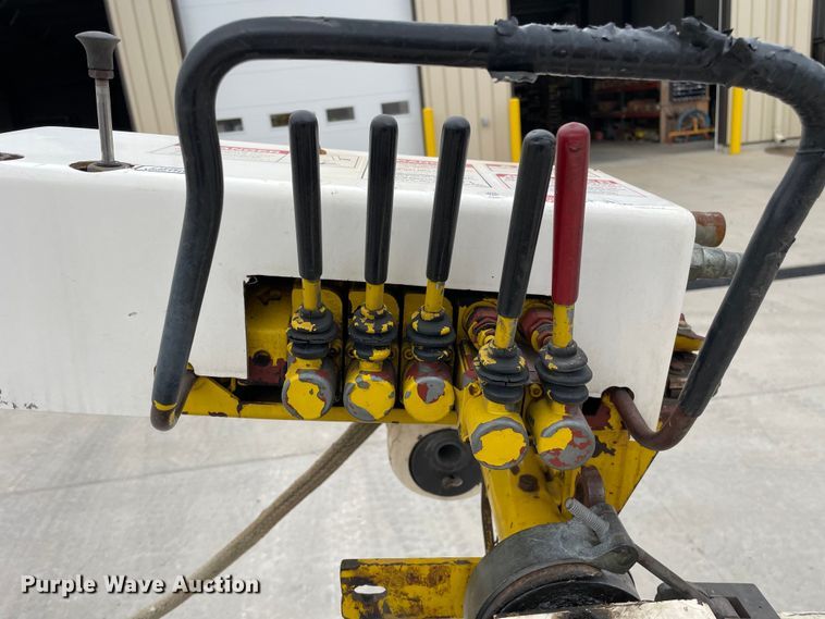 image for item LW9003 2005 International 4400 digger derrick truck