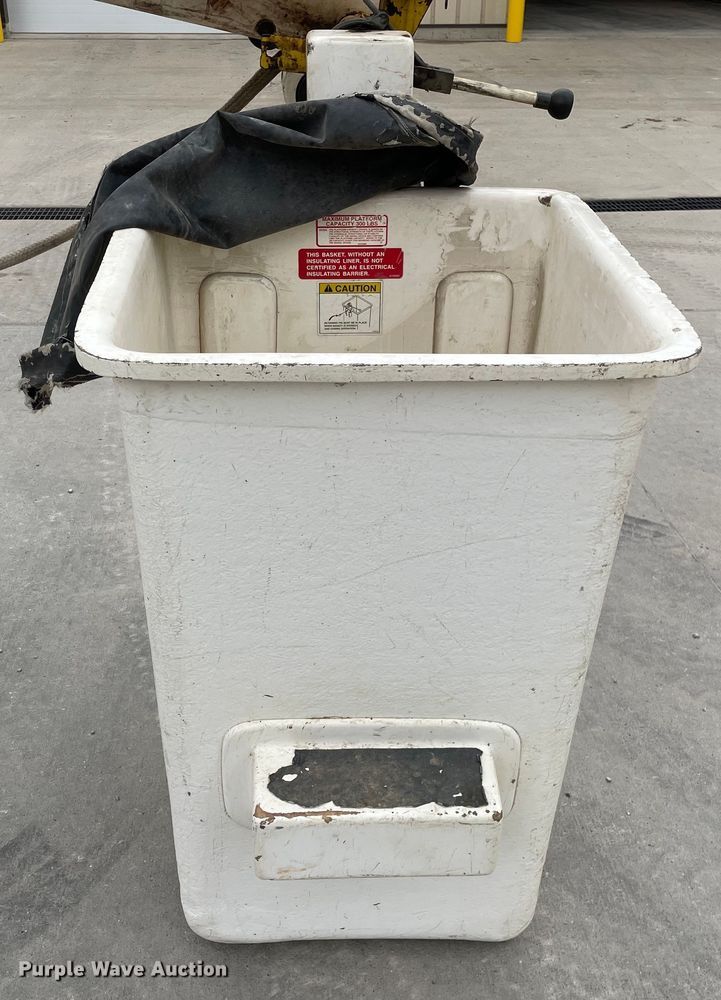 image for item LW9003 2005 International 4400 digger derrick truck