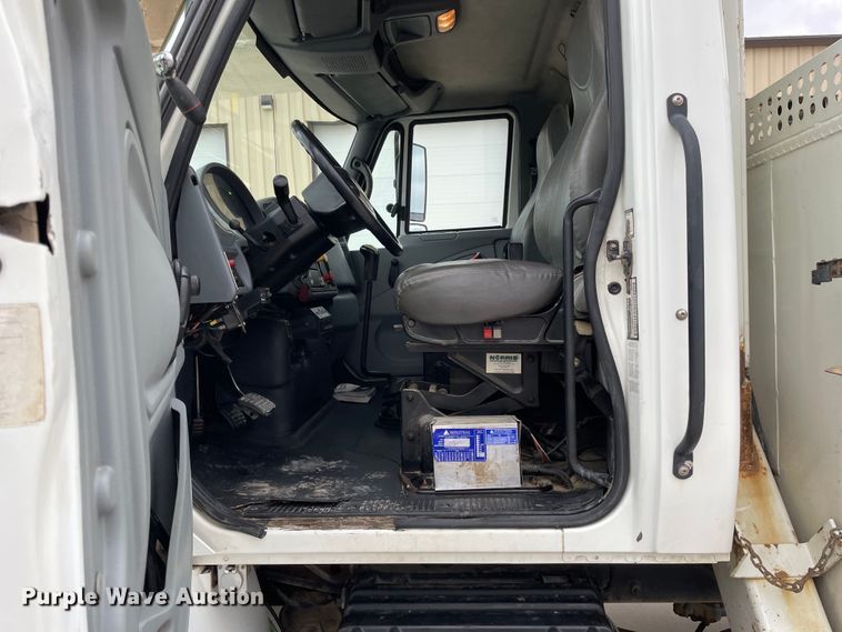 image for item LW9003 2005 International 4400 digger derrick truck