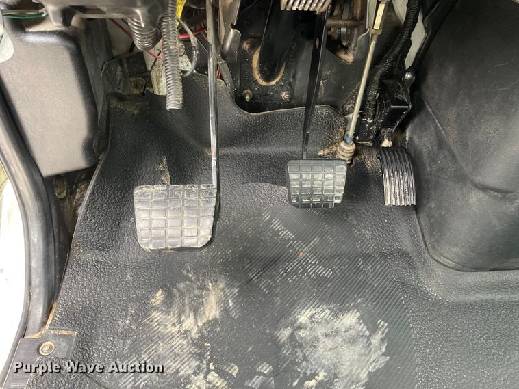 image for item LW9003 2005 International 4400 digger derrick truck